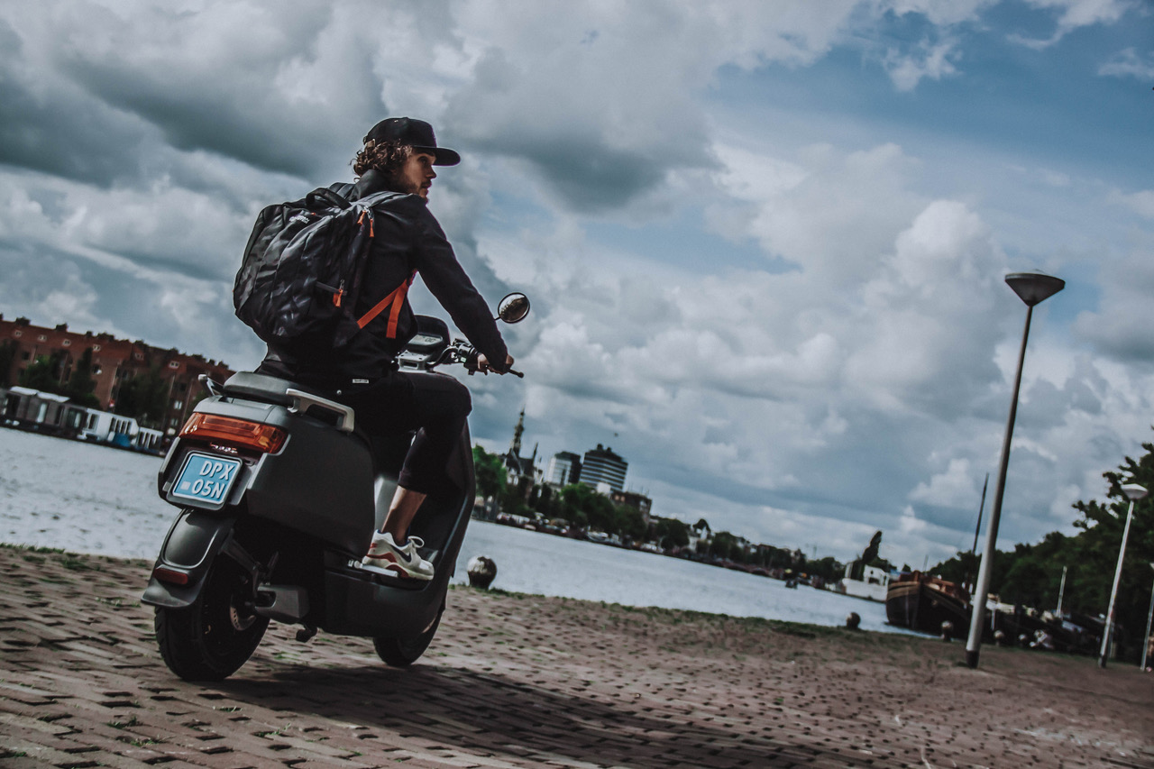 Getest: met de e-scooter van NIU de stad door zoeven - Daily Cappuccino - Lifestyle Blog