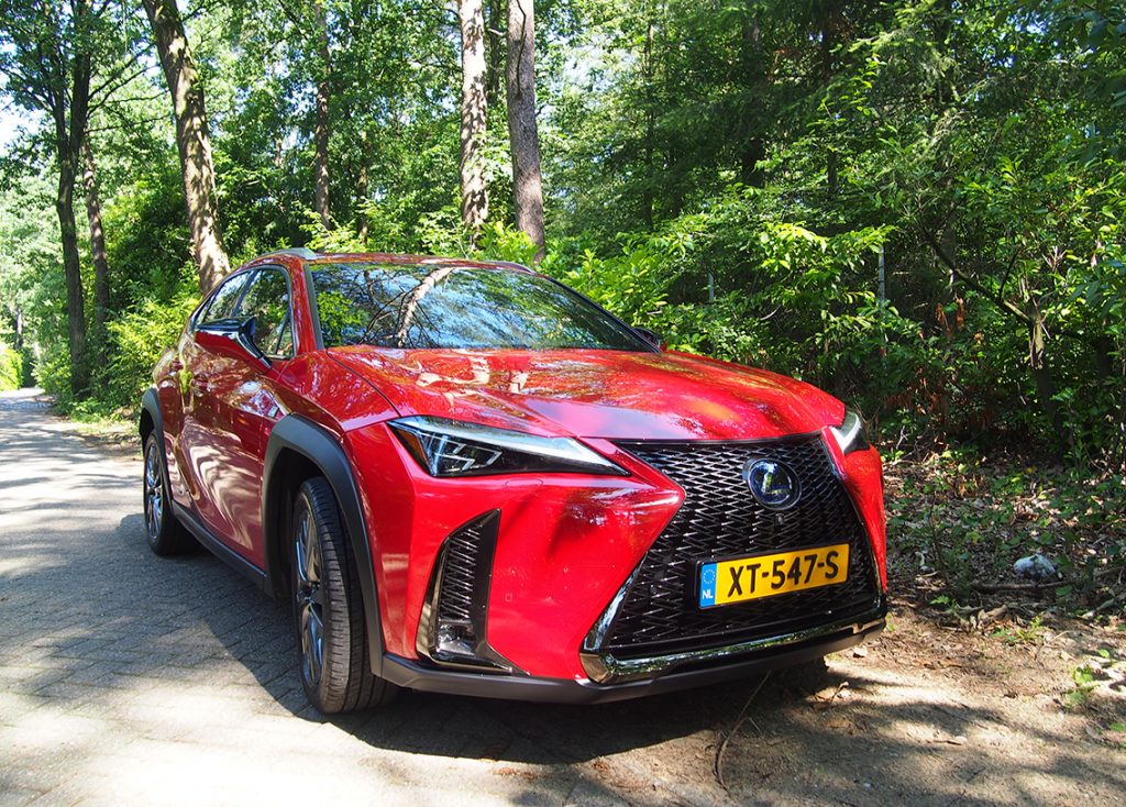 Als een koning(in) op de snelweg met de Lexus UX 250h