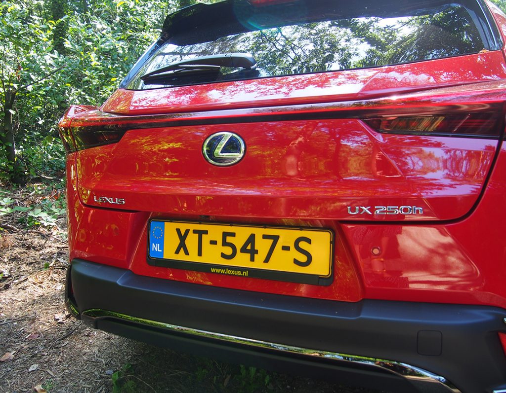 Als een koning(in) op de snelweg met de Lexus UX 250h