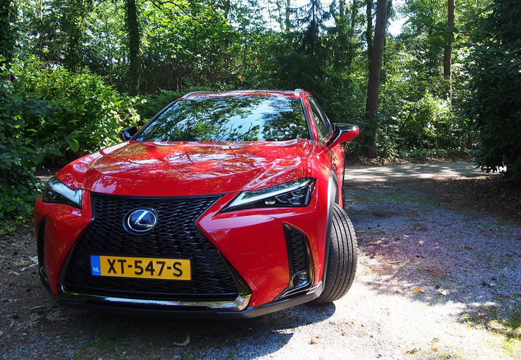 Als een koning(in) op de snelweg met de Lexus UX 250h