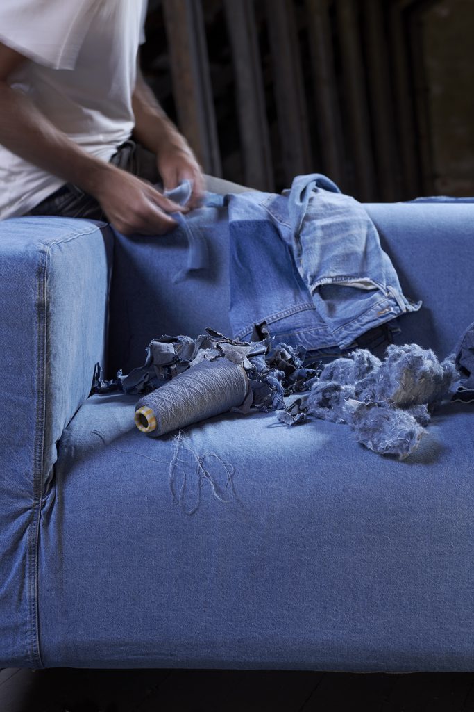 IKEA X MUD Jeans = de welbekende KLIPPAN bank in een jasje van gerecyclede spijkerbroeken