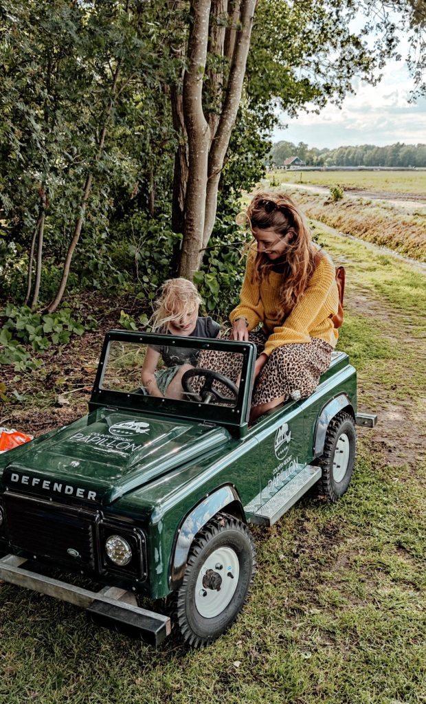 Mini landrover waar de kids een tourtje mee mochten maken