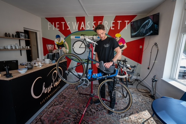 Chasse Patate: een heuse fietswasserette, waar je stalen ros weer blinkend schoon wordt gemaakt!