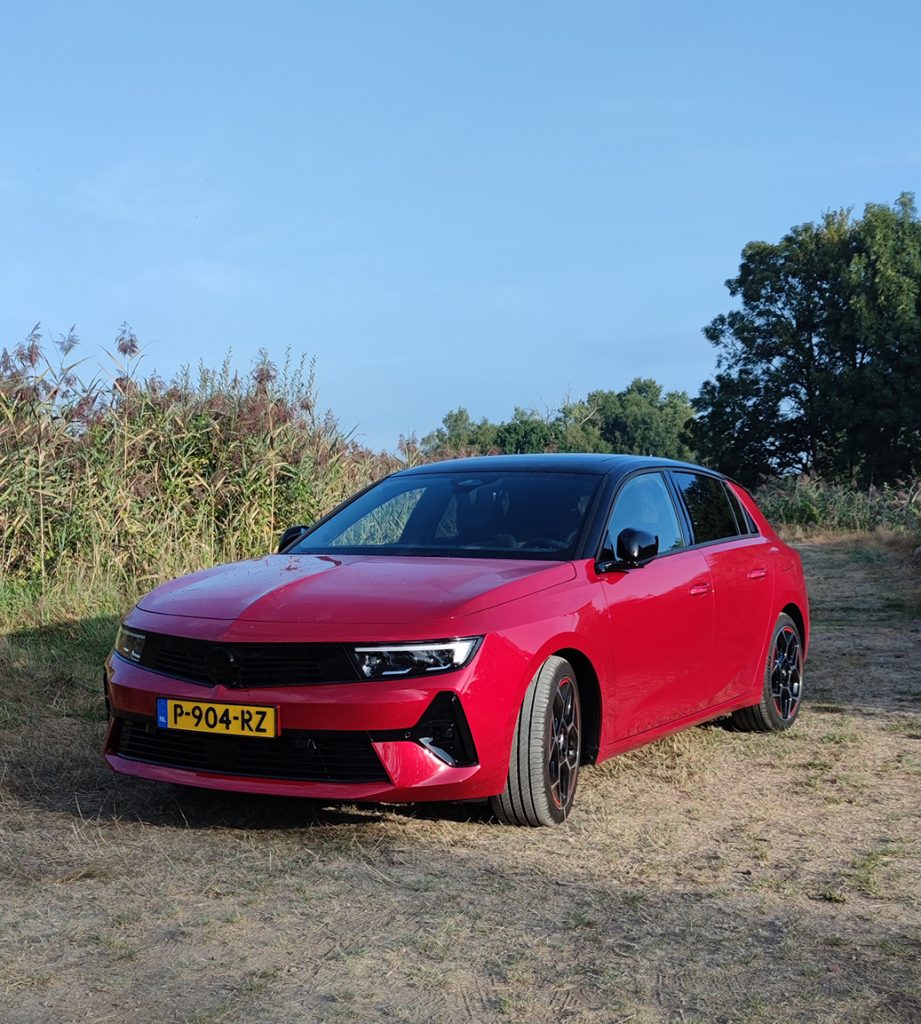 Review Opel Astra Plug-In Hybrid: een compacte auto die opvallend strak rijdt