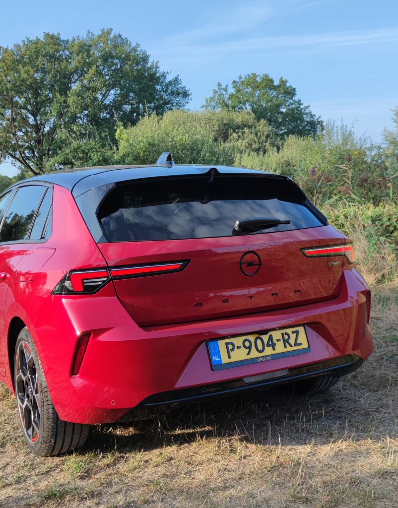 Review Opel Astra Plug-In Hybrid: een compacte auto die opvallend strak rijdt