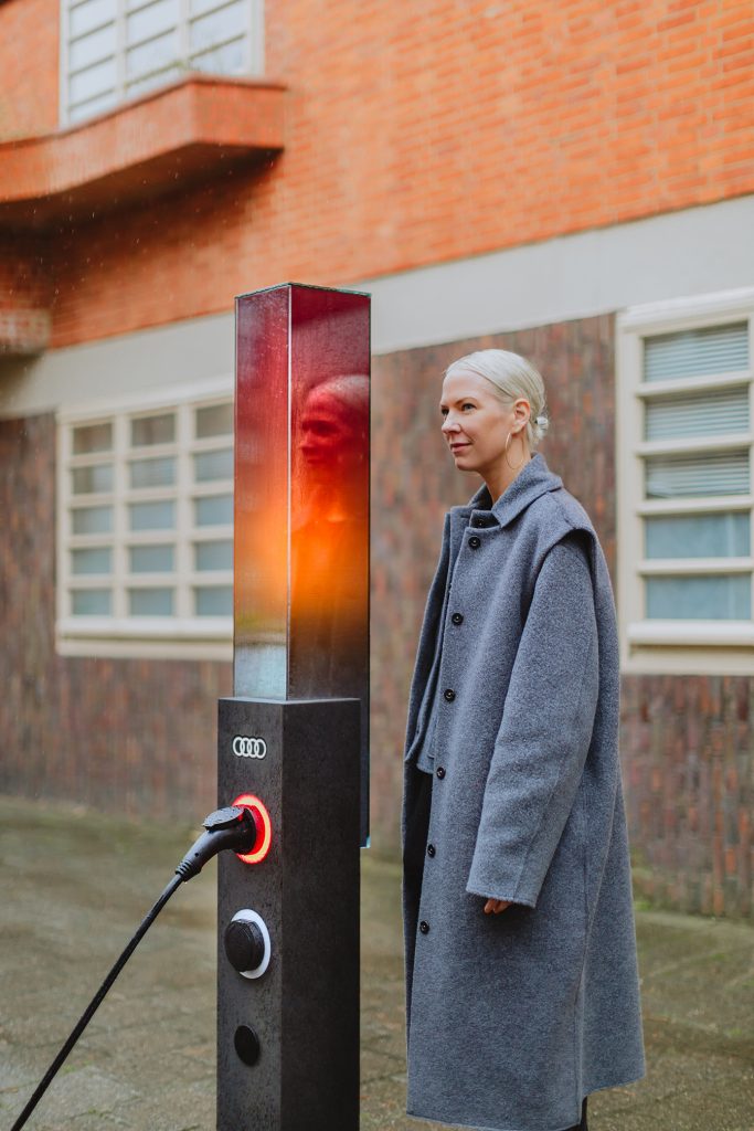 Audi meets designer Sabine Marcelis. Resultaat? Een Amsterdamse design laadpaal.