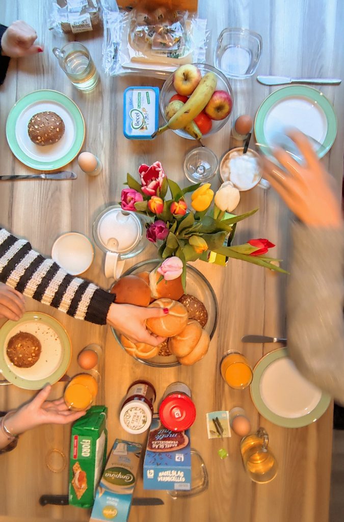 Samen genieten van een heerlijk ontbijt, dankzij de broodjesservice aan huis