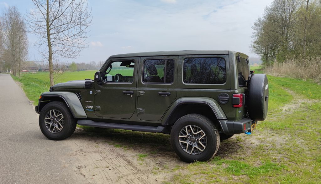 De Jeep Wrangler 4xe Sahara: een opwindend avontuur op én naast de weg 