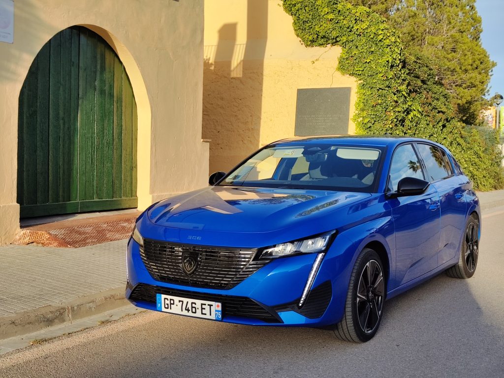 Driedubbel geluk onder de Spaanse najaarszon: we testten de Peugeot e-308, e-208 en E-3008