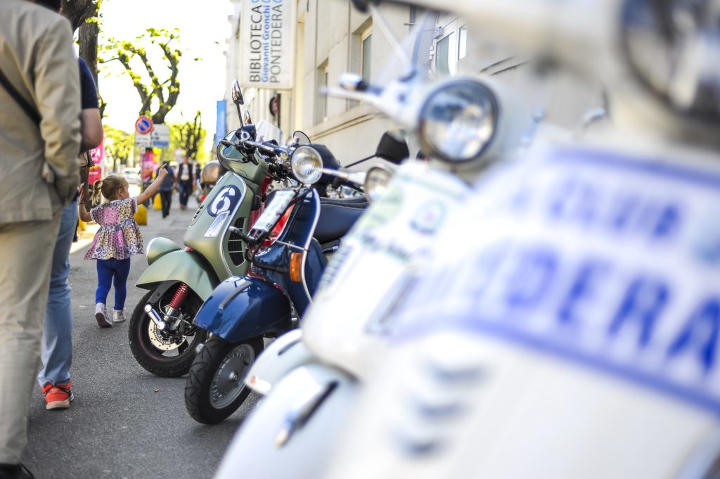 Duizenden Vespa’s komen bij elkaar tijdens de Vespa World Days (én Piaggio bestaat 140 jaar!)