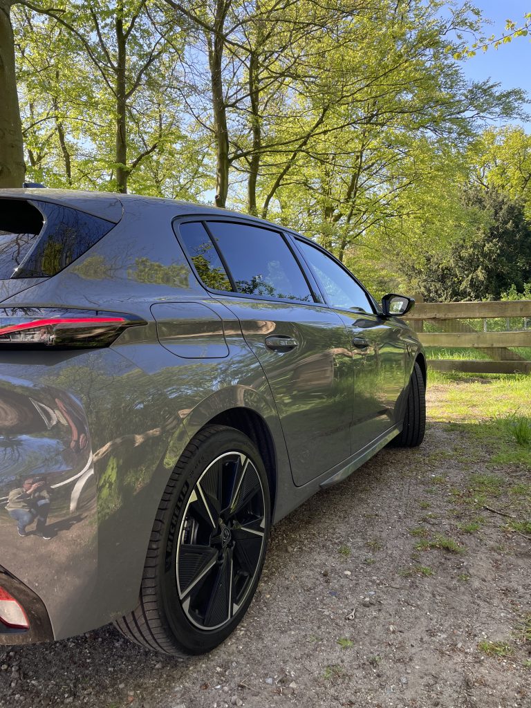 Review Peugeot E-308: toonbeeld van stijlvolle sportiviteit