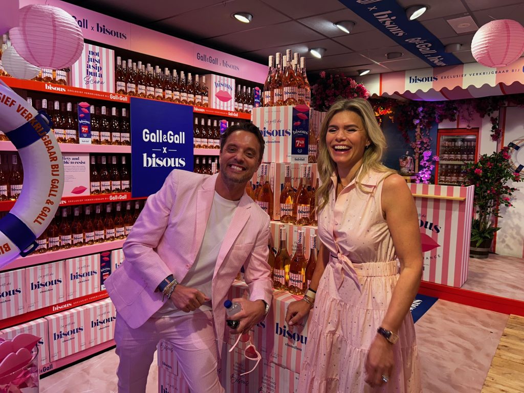 Nieuw roséseizoen Gall & Gall: kusje van Nicolette van Dam en Bas Smit
