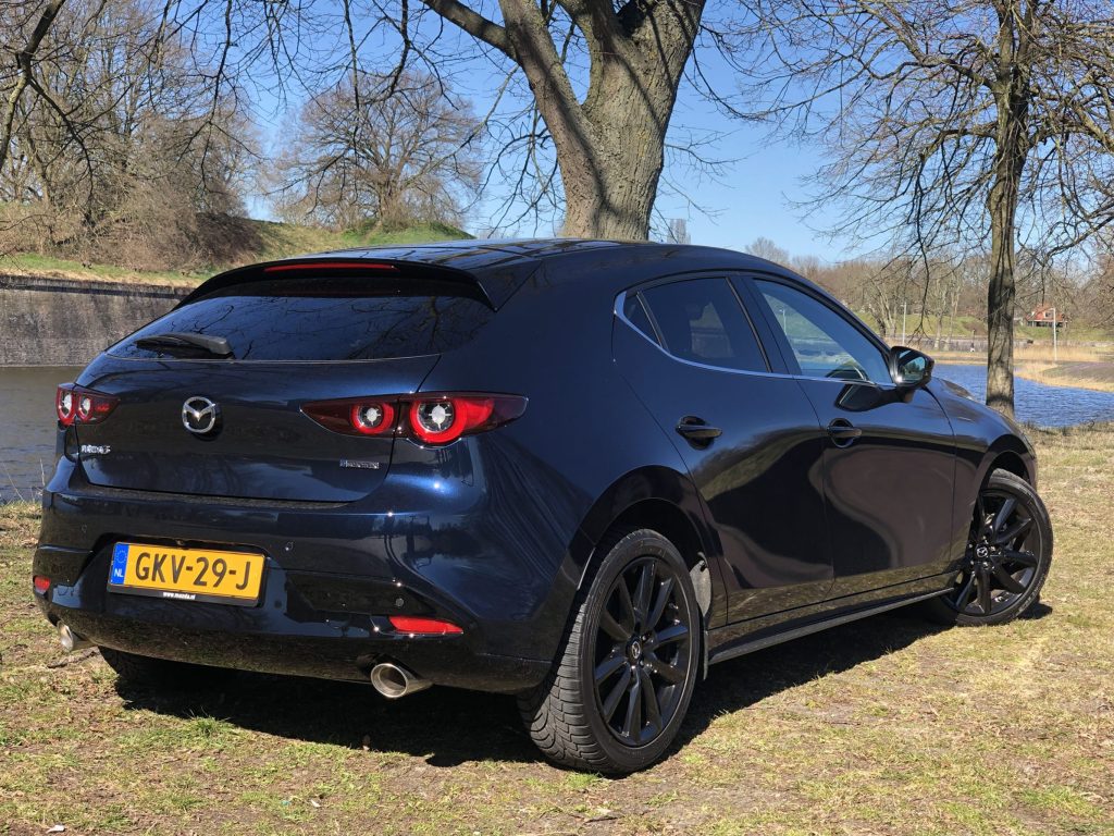 Review Mazda3: strak design met een old school (schakel)rijbeleving
