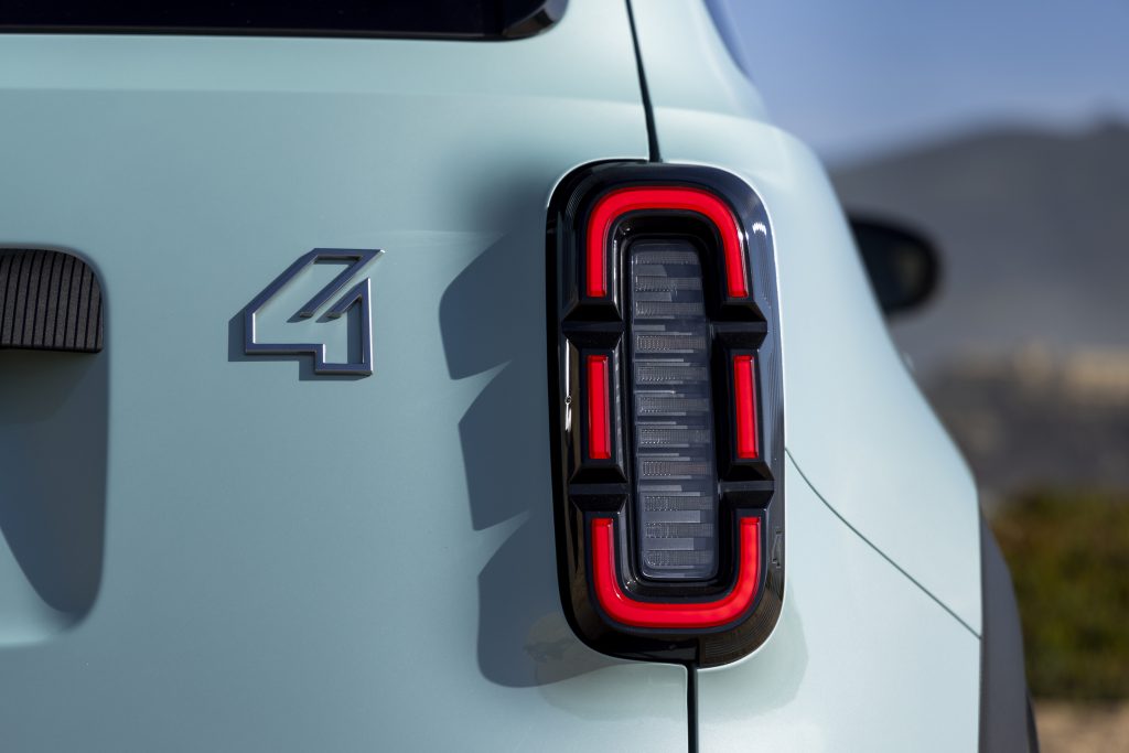 Renault 4 E-Tech electric: ‘spijkerbroekauto’ maakt indrukwekkende comeback