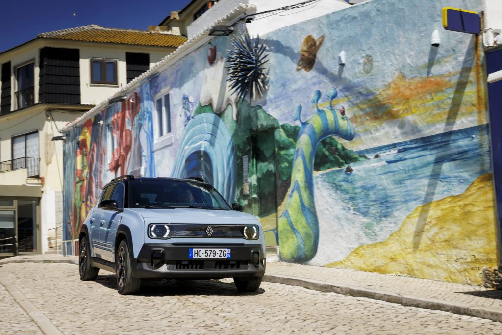 Renault 4 E-Tech electric: ‘spijkerbroekauto’ maakt indrukwekkende comeback