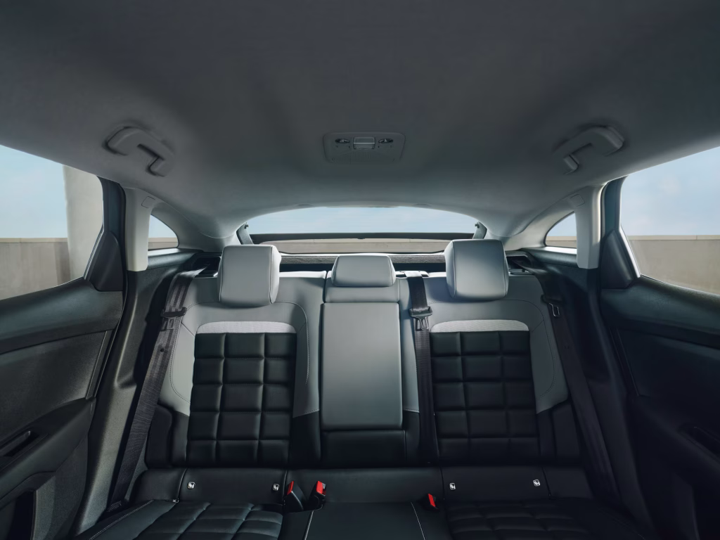 De Citroën ë‑C4 is niet de snelste of stoerste EV, maar wel de beste keuze als je ontspannen en comfortabel wilt rijden.