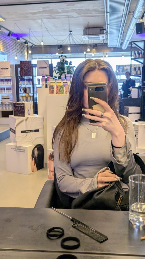 John Frieda in een nieuw jasje: strakker design, schonere formules en geuren die je dagelijks een salongevoel geven