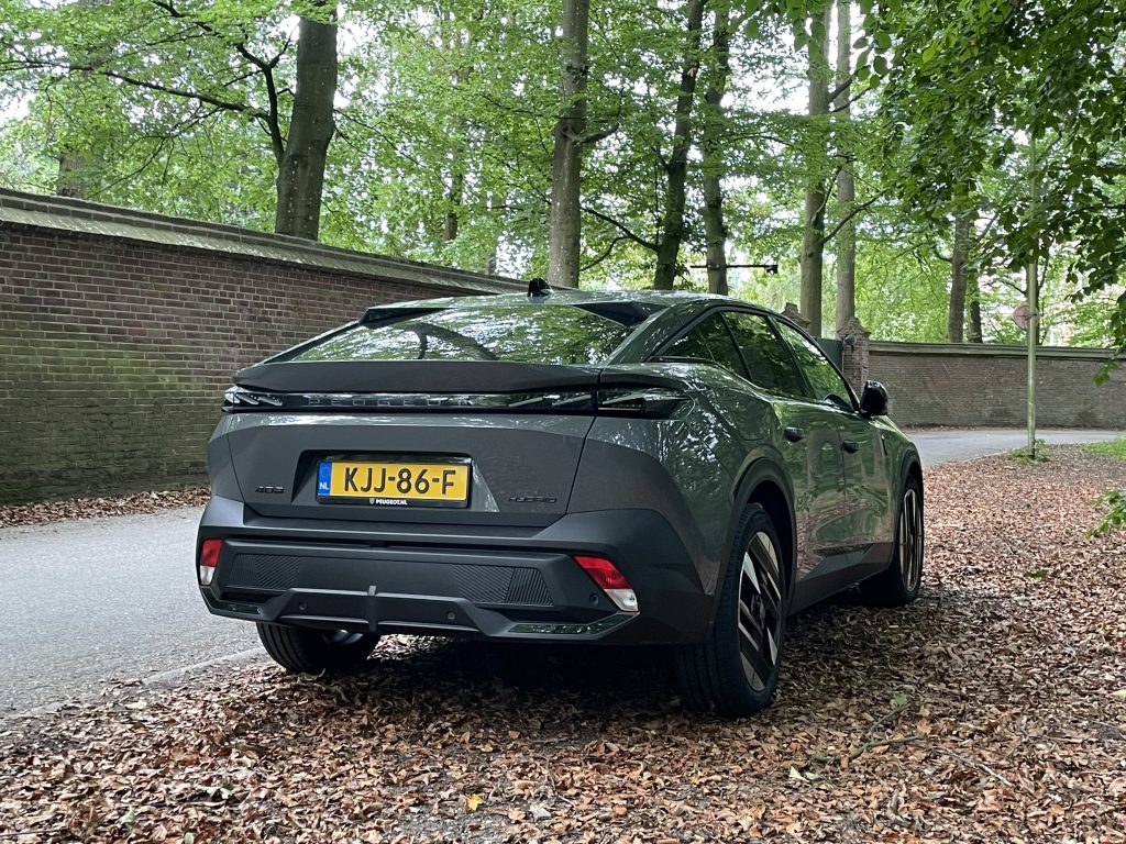 Review Peugeot 408 Hybrid: stijlvol zoeven op z’n Frans