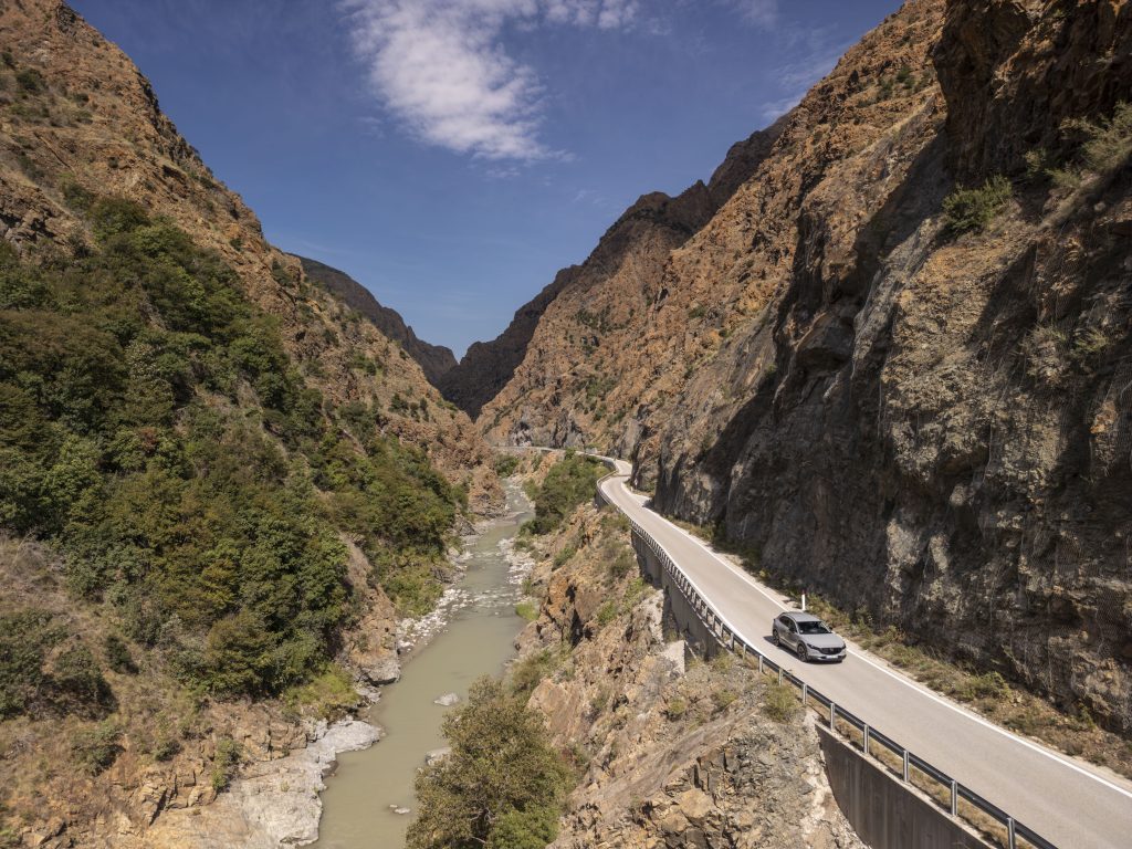 Van ambacht tot asfalt: Mazda CX-30 in Albanië