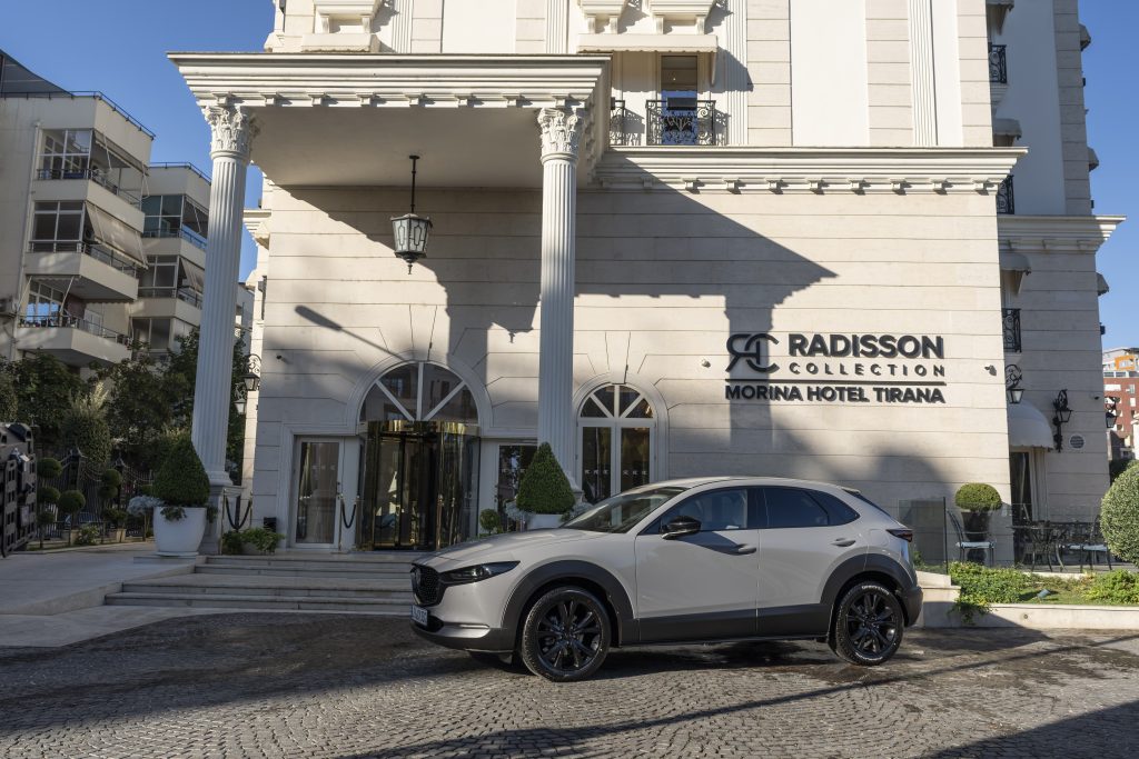 Van ambacht tot asfalt: Mazda CX-30 in Albanië