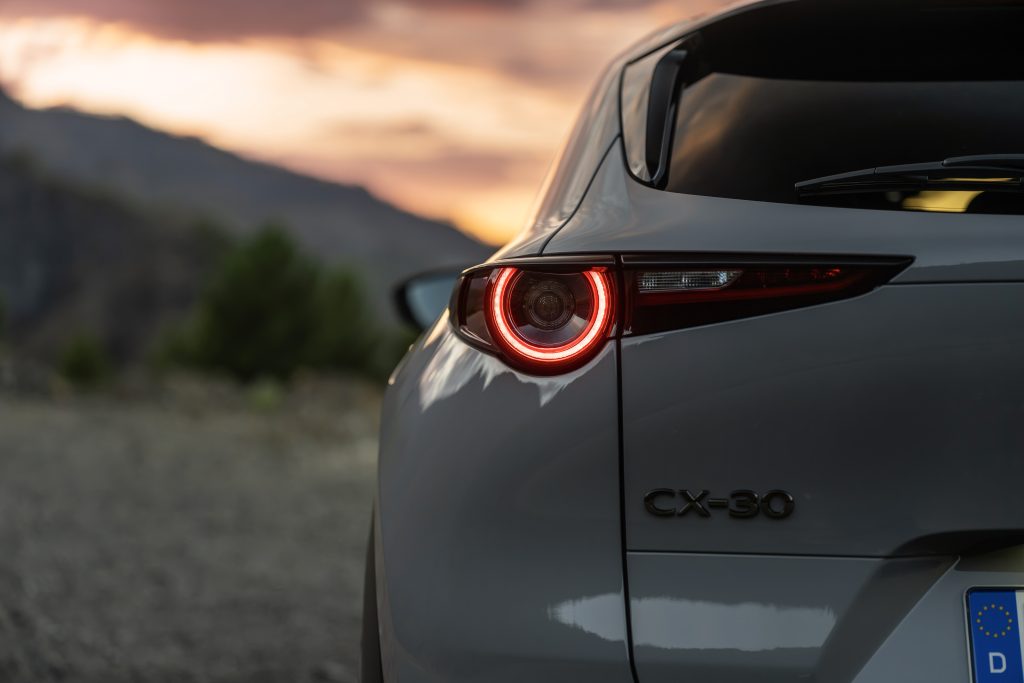 Van ambacht tot asfalt: Mazda CX-30 in Albanië