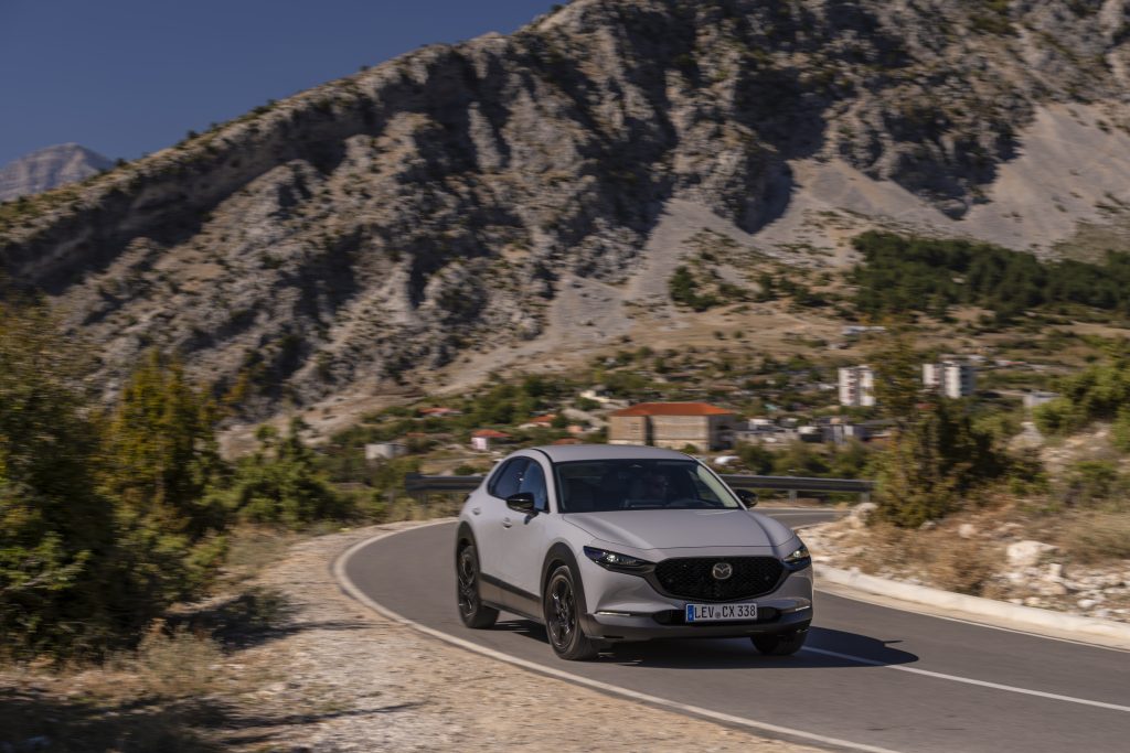 Van ambacht tot asfalt: Mazda CX-30 in Albanië