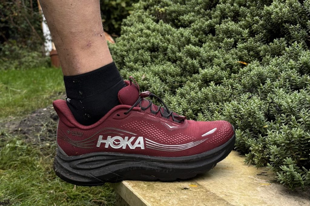 Review HOKA Clifton 11 GTX: voorbereid op natte kilometers