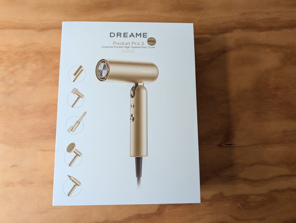 Ik testte de Pocket Pro 2, een compacte reisföhn met vijf magnetische opzetstukken waarmee je je haar kunt drogen, krullen en stijlen.