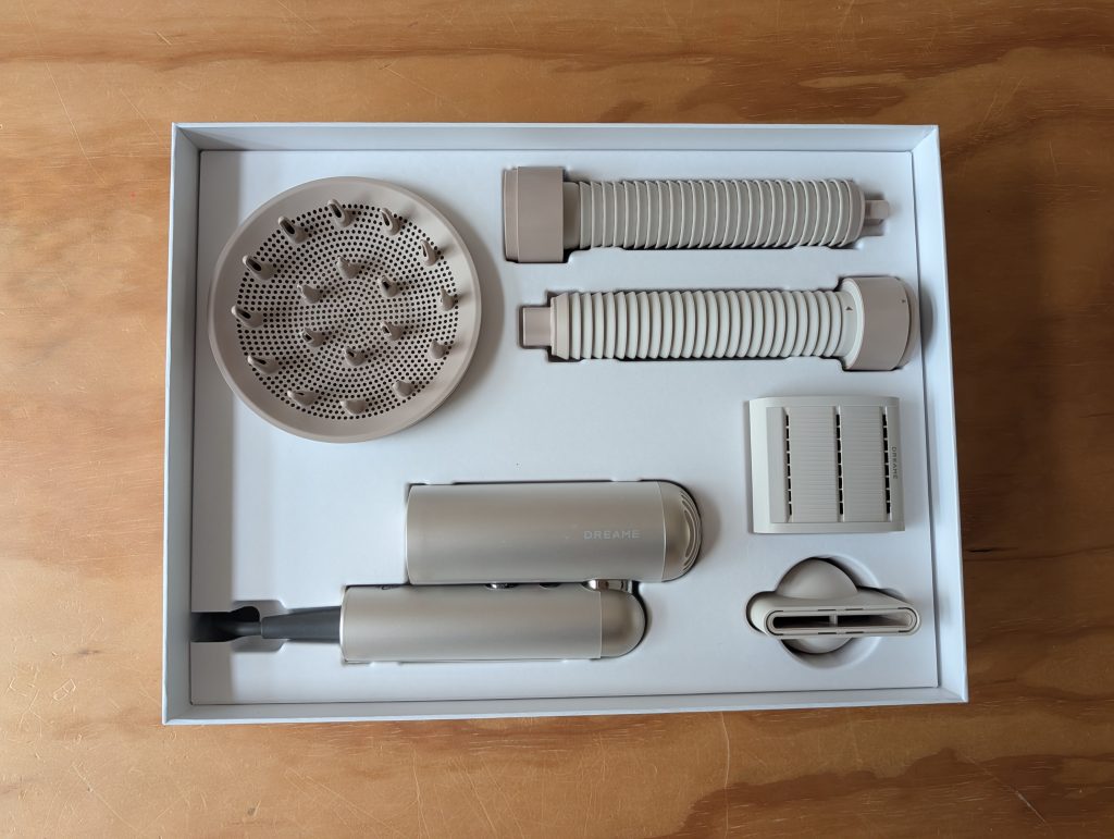 Ik testte de Pocket Pro 2, een compacte reisföhn met vijf magnetische opzetstukken waarmee je je haar kunt drogen, krullen en stijlen.