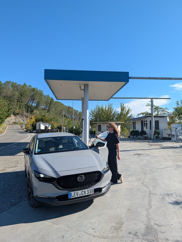 Van ambacht tot asfalt: Mazda CX-30 in Albanië